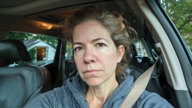 Můj bratr přesvědčil mámu, aby mu přepsala své bydlení výměnou za doživotní péči. První rok chodil každý den. Pak jednou týdně. Pak jednou měsíčně. A pak v pondělí ráno zavolala sousedka…