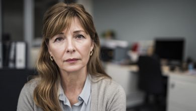 Šéf mě vyhodil, aby na mé místo mohl dosadit svou dceru. Před odchodem mi dali hromadu dokumentů a týden času… ale v den odevzdání jsem přiznala něco, co určitě neočekávali…