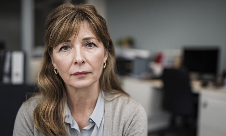 Šéf mě vyhodil, aby na mé místo mohl dosadit svou dceru. Před odchodem mi dali hromadu dokumentů a týden času… ale v den odevzdání jsem přiznala něco, co určitě neočekávali…