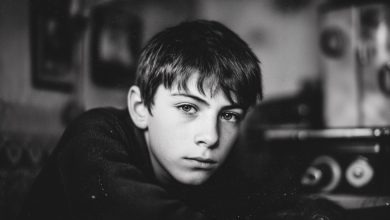 Bohatý řidič se obořil na chlapce, který vezl svou mámu na invalidním vozíku. Po 12 letech je osud znovu spojil