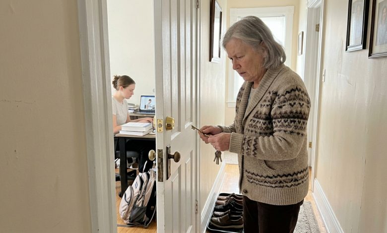 Moje vnučka začínala studovat na univerzitě, a proto jsem jí nabídla volný pokoj. Dva měsíce poté si na svých dveřích vyměnila zámek. Nikdy jsem nedostala klíč.