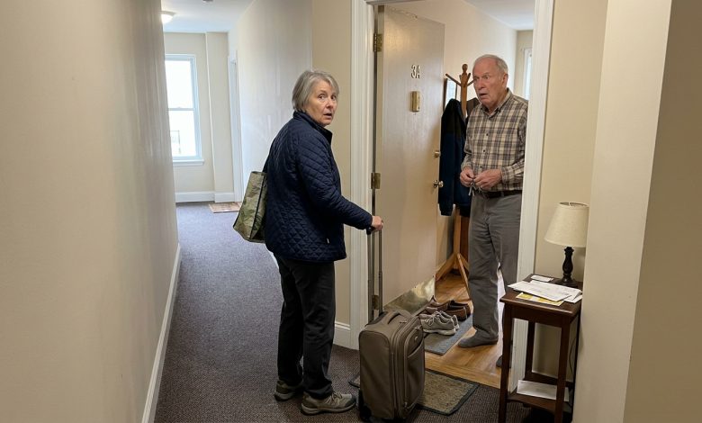 Moje dcera se přestěhovala do zahraničí a tři roky mi říkala, že žije sama. Když jsem přiletěla, abych ji překvapila, otevřel mi dveře muž starší než já.