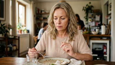 Syn mi v den narozenin nezavolal. Ani ráno, ani večer. Čekala jsem celý den. Ve dvanáct v noci přišla sms: “Mami, všechno nejlepší k narozeninám, promiň, měla jsem toho moc.” Dívala jsem se na tu zprávu. Vzpomněla jsem si, jak jsem nespala celé noci, když byl nemocný. Jak jsem kvůli němu pracovala ve dvou zaměstnáních. A napsala jsem mu odpověď — poprvé za třicet pět let upřímně…