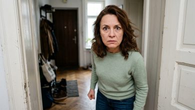 Sousedka z bytu pode mnou zazvonila u dveří a řekla: „Když chodíte, třese se mi strop. Vy jste se na sebe vůbec viděla v zrcadle?“ Stála jsem ve dveřích a nevěděla, co na její ponížení odpovědět. Ano, mám nadváhu. Vím to. Žiju s tím každý den. Ale tohle je můj byt. Můj život. Stála tam a čekala na odpověď. A právě v tu chvíli skončilo dvacet let mlčení a já se na ni obořila…