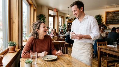 Byl majitelem restaurace — ale na první schůzku přišel předstírat, že je číšník