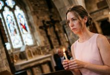 Přímo během církevního obřadu se tchyně hlasitě rozplakala a řekla knězi: „On si zaslouží lepší. Jsem matka — já to vím lépe.“ V kostele. Přede všemi. Manžel sklopil oči. Stála jsem u oltáře, držela svíci a cítila, jak ve mně něco pomalu klesá, a v jednu chvíli jsem sfoukla svíci a řekla to, co ode mě vůbec nečekali…