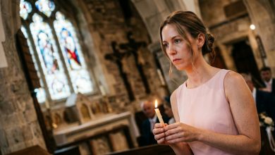 Přímo během církevního obřadu se tchyně hlasitě rozplakala a řekla knězi: „On si zaslouží lepší. Jsem matka — já to vím lépe.“ V kostele. Přede všemi. Manžel sklopil oči. Stála jsem u oltáře, držela svíci a cítila, jak ve mně něco pomalu klesá, a v jednu chvíli jsem sfoukla svíci a řekla to, co ode mě vůbec nečekali…