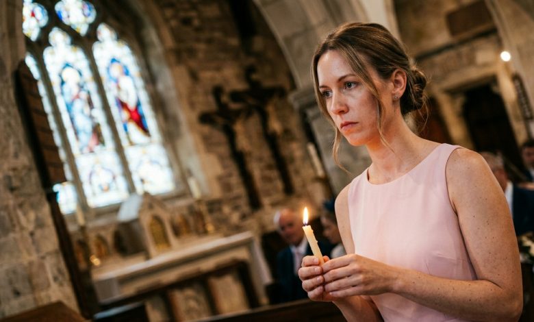 Přímo během církevního obřadu se tchyně hlasitě rozplakala a řekla knězi: „On si zaslouží lepší. Jsem matka — já to vím lépe.“ V kostele. Přede všemi. Manžel sklopil oči. Stála jsem u oltáře, držela svíci a cítila, jak ve mně něco pomalu klesá, a v jednu chvíli jsem sfoukla svíci a řekla to, co ode mě vůbec nečekali… Přímo během církevního obřadu se tchyně hlasitě rozplakala a řekla knězi: „On si zaslouží lepší. Jsem matka — já to vím lépe.“ V kostele. Přede všemi. Manžel sklopil oči. Stála jsem u oltáře, držela svíci a cítila, jak ve mně něco pomalu klesá, a v jednu chvíli jsem sfoukla svíci a řekla to, co ode mě vůbec nečekali…