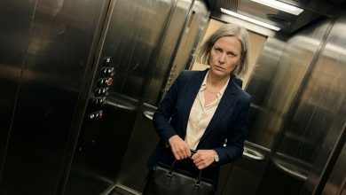 Soused odnaproti mě zastavil ve výtahu a řekl: „Jste zase sama? Manžel vás opustil, nebo jste odešla sama?“ S úsměvem. Jako by to byla úplně normální otázka. Dveře výtahu se zavřely. Jeli jsme do osmého patra. A za těch třicet vteřin jsem mu řekla všechno, co si o něm myslím. Vystoupil mlčky. A od té doby zdraví, aniž by zvedl oči.