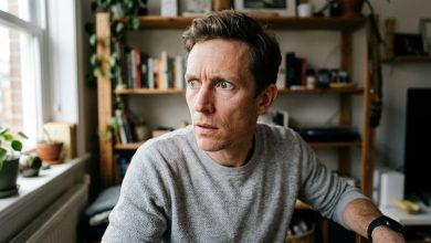 Našla jsem v kapse manželova kabátu cizí telefon — řekl, že ho našel, a já mu uvěřila až do dalšího rána, kdy ten telefon zazvonil