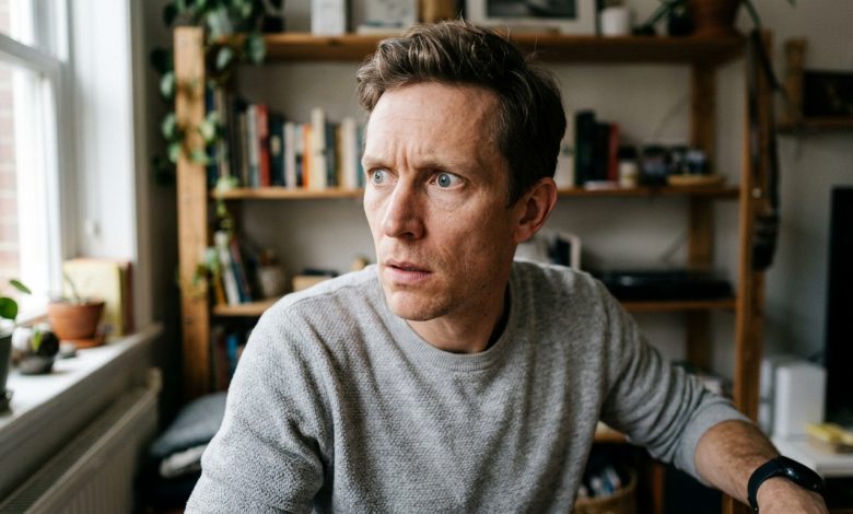 Našla jsem v kapse manželova kabátu cizí telefon — řekl, že ho našel, a já mu uvěřila až do dalšího rána, kdy ten telefon zazvonil