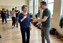 Je mi 61 let a zapsal jsem se na taneční kurz. Poprvé od doby, co jsem se rozvedla, mě někdo pozval na tango. Moje děti říkají, že bych se měla chovat “jako ve svém věku”. Je mi 61 let a zapsal jsem se na taneční kurz. Poprvé od doby, co jsem se rozvedla, mě někdo pozval na tango. Moje děti říkají, že bych se měla chovat “jako ve svém věku”.