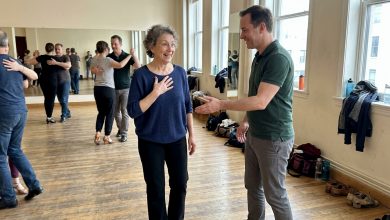 Je mi 61 let a zapsal jsem se na taneční kurz. Poprvé od doby, co jsem se rozvedla, mě někdo pozval na tango. Moje děti říkají, že bych se měla chovat “jako ve svém věku”.