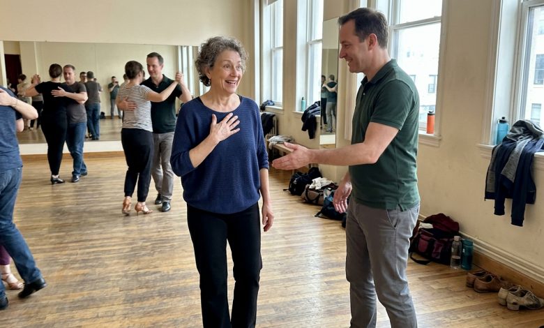 Je mi 61 let a zapsal jsem se na taneční kurz. Poprvé od doby, co jsem se rozvedla, mě někdo pozval na tango. Moje děti říkají, že bych se měla chovat “jako ve svém věku”.