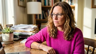 Manžel mě požádal, abych neotvírala jeden zásuvku v jeho stole — a vydržela jsem to přesně dva týdny