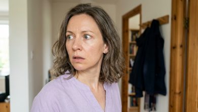 Syn mě požádal, abych nikomu neříkala, že se vrátil do města — a o týden později mi na dveře zaklepali cizí lidé a ptali se na něj