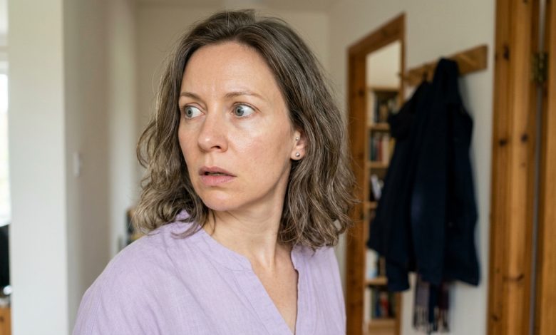 Syn mě požádal, abych nikomu neříkala, že se vrátil do města — a o týden později mi na dveře zaklepali cizí lidé a ptali se na něj