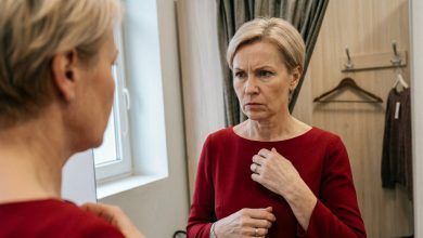 Zkoušela jsem si šaty na své 50. narozeniny — krásné, přesně moje. Vyšla jsem z kabinky. Maminka si mě prohlédla a před prodavačkou řekla: „Na tohle už nemáš věk. Podívej se na sebe.“ Podívala jsem se. Do zrcadla. Dlouho. A pak jsem udělala něco — co ode mě maminka za celý život vůbec nečekala.