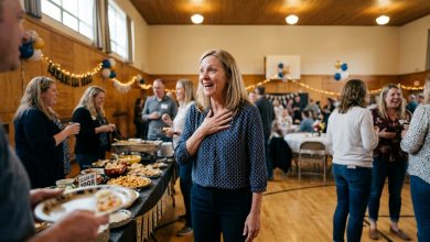 Šla jsem na setkání spolužáků bez očekávání. Pak vešel on — a já jsem se cítila opět jako sedmnáctiletá, s bušícím srdcem, a celá místnost ztichla.
