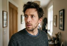 Moje tchyně mě požádala, ať přijedu, dokud manželka není doma — když jsem otevřel dveře, uviděl jsem věci, o kterých manželka tvrdila, že je před dvěma lety vyhodila