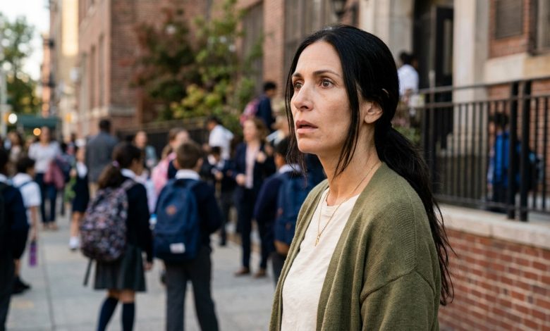 Dcera mě požádala, abych vyzvedla vnuka ze školy — učitelka ale řekla, že si ho někdo odvedl už před hodinou, a já zůstala stát jako přimrazená u vchodu Dcera mě požádala, abych vyzvedla vnuka ze školy — učitelka ale řekla, že si ho někdo odvedl už před hodinou, a já zůstala stát jako přimrazená u vchodu