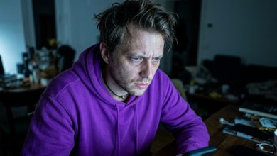 Manželka mě požádala, abych neotevíral její starý notebook — vydržel jsem to měsíc, ale jedné noci jsem ho otevřel a nedokázal zavřít až do rána