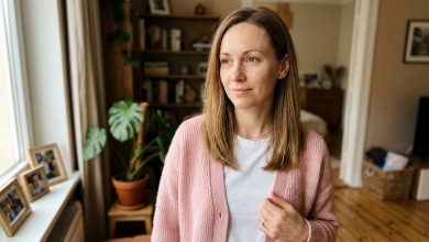 Řekla jsem tchyni, že jsem těhotná. Chvíli mlčela, a pak se zeptala: „Jste si jistí, že jste na to připravení? Vždyť sotva vyjdete s penězi.“ Manžel stál vedle mě a mlčel. Usmála jsem se. Otočila se. Odešla. A od toho večera se v naší rodině změnilo opravdu hodně.