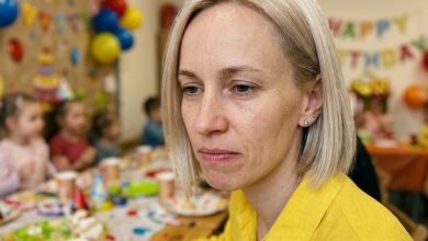 K pátým narozeninám mé dcery přišla tchyně, objala vnučku — a hned nato se přede všemi hosty otočila ke mně: „Holčička ti vůbec není podobná. Ještě že tak — celá naše rodina.“ Hosté ztichli. Manžel se zasmál. A já jsem řekla slova, po kterých se tchyně začala chystat domů.