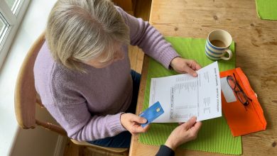 Moje dcera mě požádala, abych její kreditní kartu podržela “pro jistotu.” O měsíc později přišel výpis na osm tisíc.