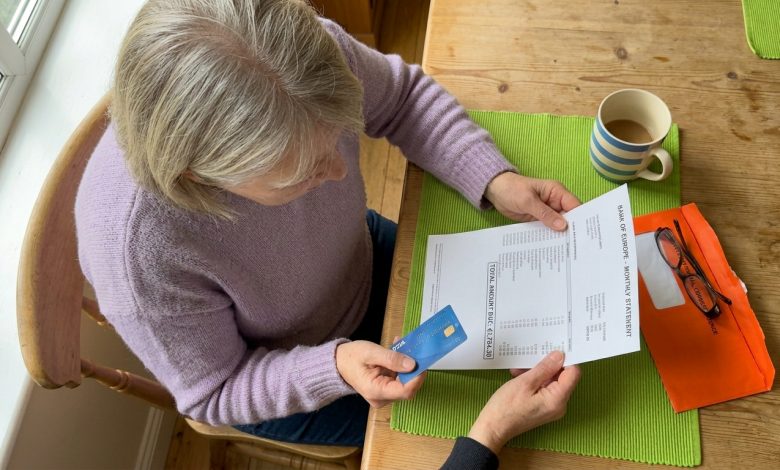 Moje dcera mě požádala, abych její kreditní kartu podržela “pro jistotu.” O měsíc později přišel výpis na osm tisíc.