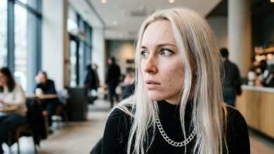 Tchán mi po deseti letech zavolal poprvé — a kvůli jedné nechtěně pronesené větě jsem pochopila, že mi manžel lhal velmi dlouho