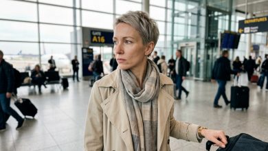 Poprvé za sedm let jsem odjela s kamarádkami na pětidenní dovolenou. Manžel mě vyprovodil mlčky. Na poslední chvíli řekl: „Jestli můžeš jen tak odjet, znamená to, že tě doma nic nedrží.“ Otočila jsem se. Podívala se na něj. Vzala kufr. A během letu jsem se rozhodla o něčem, o čem se dozví, až se vrátím.