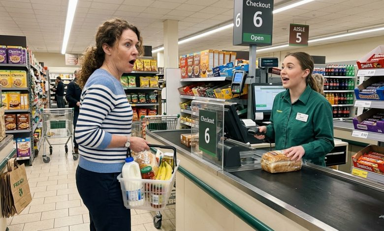 Když jsem byla u pokladny, pokladní řekla: “Ach, váš manžel s vámi opět není? Včera tu byl s tak pěknou blondýnou.” Ztuhla jsem — protože včera měl mít přesčas.