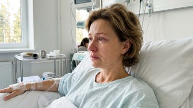 Skončila jsem v nemocnici s vysokým tlakem. Manžel přijel po třech hodinách a první, co řekl, bylo: „No co zase? Ty se do toho pokaždé trefíš tak nevhod.“ Ležela jsem na kapačce. „Nevhod.“ Sestra vyšla z pokoje. A já jsem konečně našla slova, co mu na to odpovědět…