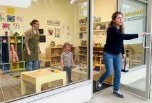 Můj syn křičel každé ráno a prosil, aby nemusel do školky — To, co jsem viděla přes okno, mě přimělo otevřít dveře