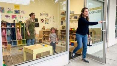 Můj syn křičel každé ráno a prosil, aby nemusel do školky — To, co jsem viděla přes okno, mě přimělo otevřít dveře