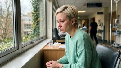 „Tři roky jsem každý večer hlídala dětem své sestry — pomáhala jsem jí, protože to prý „nezvládá“. Když se můj syn dostal do nemocnice a já ji poprosila, aby mi pomohla, řekla: „Promiň, mám manikúru, jsem objednaná už dlouho.“ Odložila jsem telefon a udělala něco, co bych od sebe samotné nikdy nečekala“