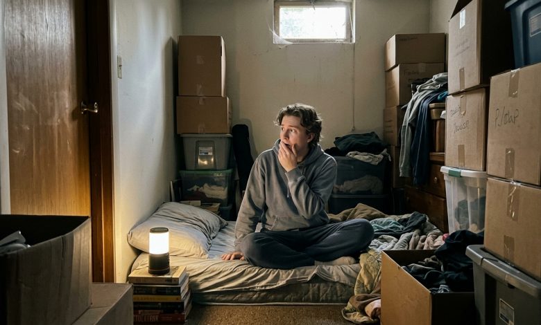 Nazvali to “úložný koutek.” Spal jsem tam deset let. Pak zaklepali na mé dveře.