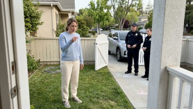 Našla jsem náramek své dcery na bleším trhu — Následující ráno byli policajti na mém dvoře a řekli: “Potřebujeme si promluvit”