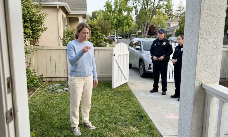 Našla jsem náramek své dcery na bleším trhu — Následující ráno byli policajti na mém dvoře a řekli: “Potřebujeme si promluvit”