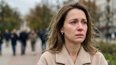 Tátu pohřbívali ve středu. Stála jsem u rakve a plakala. Nemohla jsem přestat. Máma přišla zezadu a zašeptala: «Přestaň. On si to nezasloužil.» Otočila jsem se. A najednou jsem pochopila, že už dál nemůžu mlčet, a přímo tam jsem udělala něco, co bych sama od sebe vůbec nečekala. ..