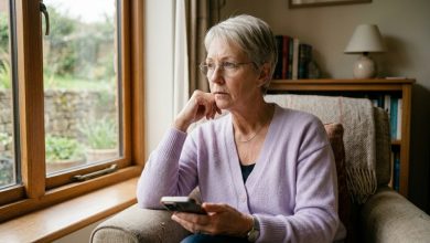 Syn čtyři měsíce nezavolal. Napsala jsem mu  „stýská se mi, jak se máš“. Odpověděl až za tři dny: „Mami, vždyť přece chápeš — mám svůj vlastní život, rodinu. Nemusíš mi psát tak často.“ Čtyři měsíce ticha — a „nemusíš tak často“. Zamkla jsem telefon. A poprvé za čtyřicet pět let mateřství jsem si položila jednu otázku…