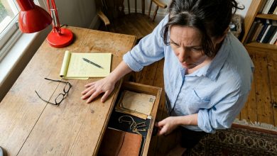 Můj manžel mě požádal, abych neotvírala jednu zásuvku v jeho stole. Nesměla jsem ji otevřít sedm let. Pak jsem to udělala.