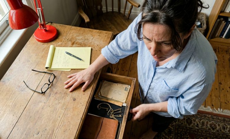 Můj manžel mě požádal, abych neotvírala jednu zásuvku v jeho stole. Nesměla jsem ji otevřít sedm let. Pak jsem to udělala.