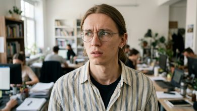 Kolega mě požádal, ať nikomu neříkám, že jsem ho viděl na letišti — o týden později mi zavolala jeho žena a položila mi jednu rozhodující otázku Kolega mě požádal, ať nikomu neříkám, že jsem ho viděl na letišti — o týden později mi zavolala jeho žena a položila mi jednu rozhodující otázku