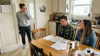 Přišla jsem domů dřív. U mého kuchyňského stolu seděli cizinci — a na falešném nájmu bylo jméno mé sousedky.