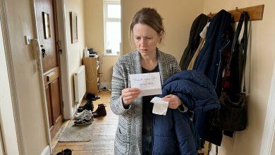 Vzala jsem jeho bundu, protože se ochladilo. V kapse jsem našla účtenku od klenotníka a malou poznámku: “Děkuji za včerejšek.”