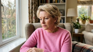 Tři roky jsem si po troškách šetřila na kurz autoškoly — tajně před manželem. Konečně jsem mu to řekla. Podíval se na mě a rozesmál se: «To myslíš vážně? V 52 letech?» Rozesmál se. Nezačal se přít — prostě se rozesmál. Odešla jsem z pokoje. A udělala jsem něco, o čem se dozvěděl až o měsíc později.