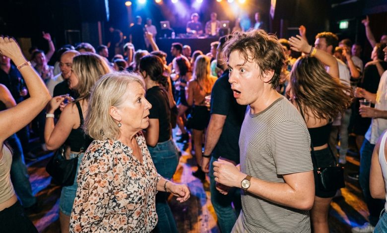 Strávil jsem sedmnáct let truchlením po rodičích. Pak jsem na tanečním parketu narazil na svou matku.