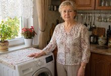 Po smrti manžela zůstalo na účtu trochu úspor. Syn řekl, že by bylo bezpečnější převést je na jeho účet. Převedla jsem. O půl roku později jsem poprosila o část zpět na novou pračku — a uslyšela jsem, že musí „probrat s manželkou”…